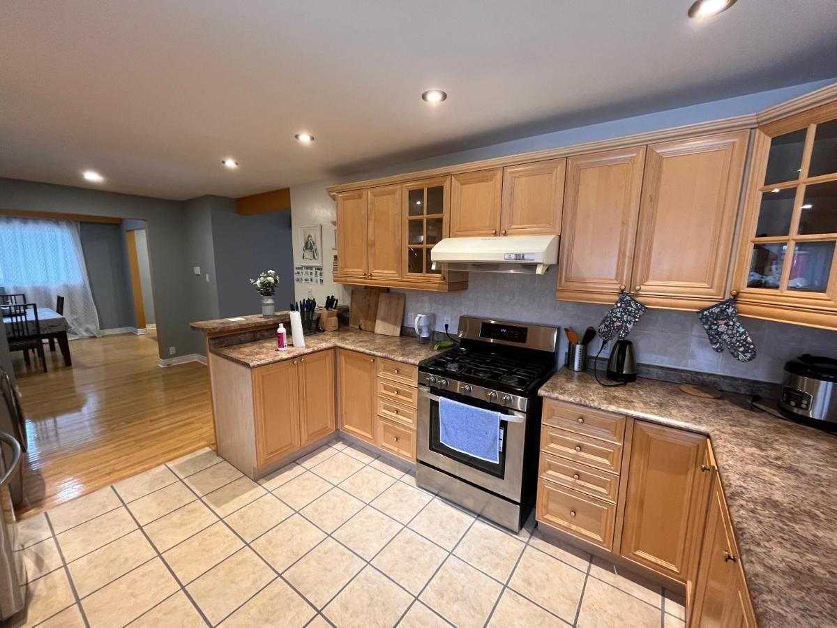 Privatunterkunft Large Private Close To Finch Toronto